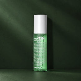 Brume Tonique Matifiante au Tea Tree MEDIPEEL – vue principale sur fond vert profond.