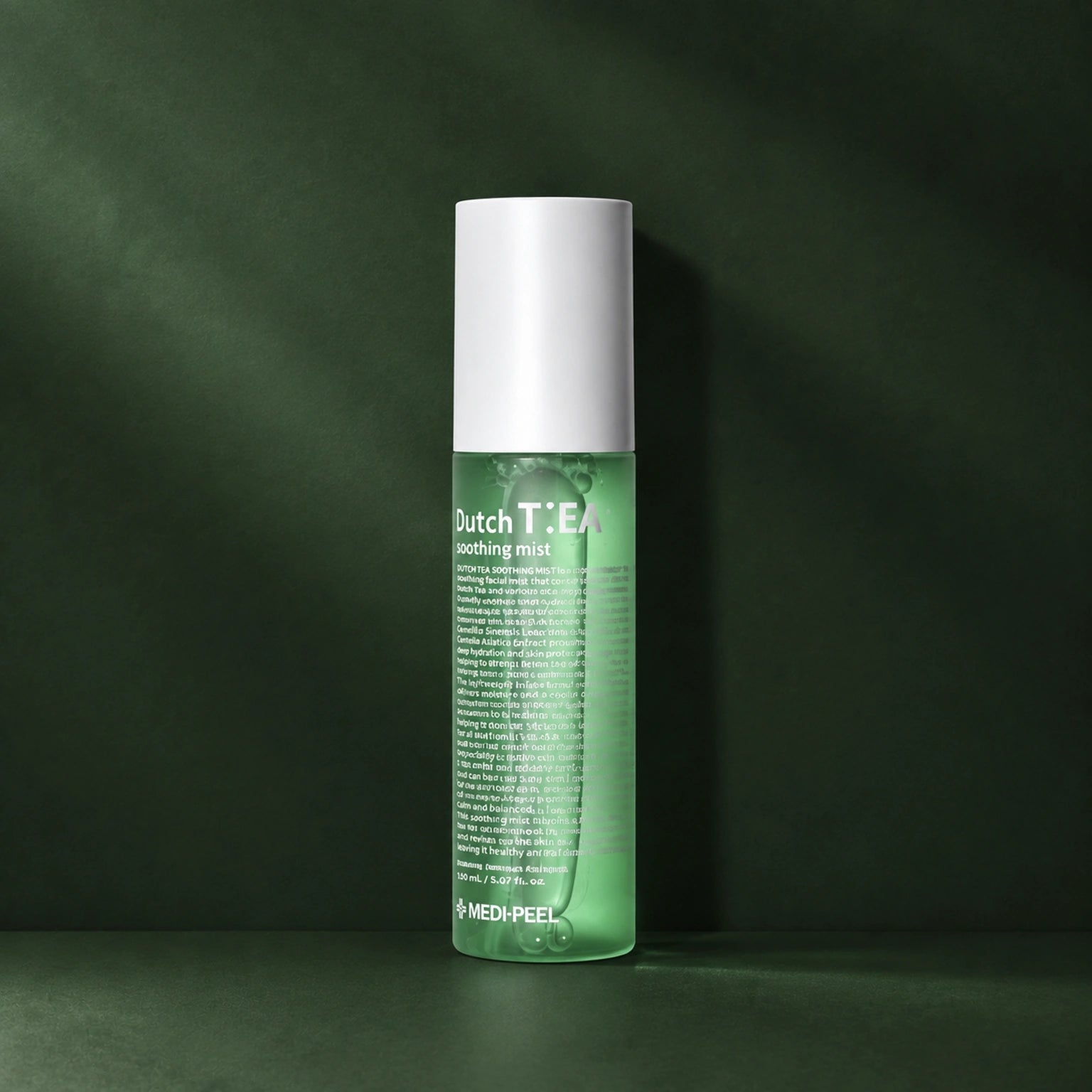 Brume Tonique Matifiante au Tea Tree MEDIPEEL – vue principale sur fond vert profond.
