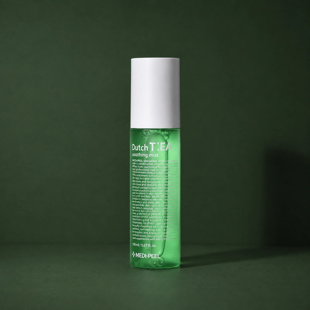 Brume Tonique Matifiante au Tea Tree MEDIPEEL – vue 2 sur fond vert profond.