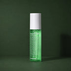 Brume Tonique Matifiante au Tea Tree MEDIPEEL – vue 2 sur fond vert profond.