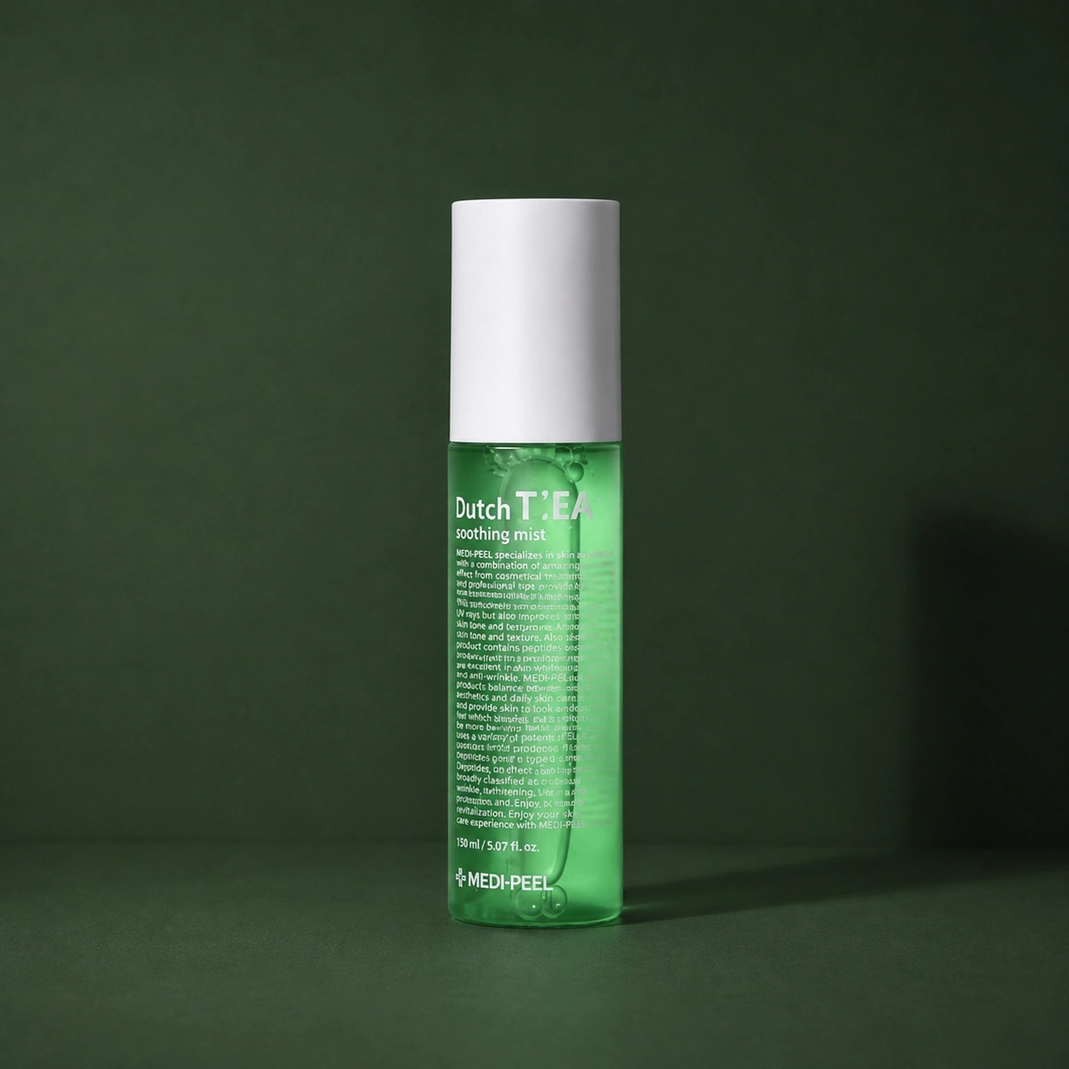 Brume Tonique Matifiante au Tea Tree MEDIPEEL – vue 2 sur fond vert profond.