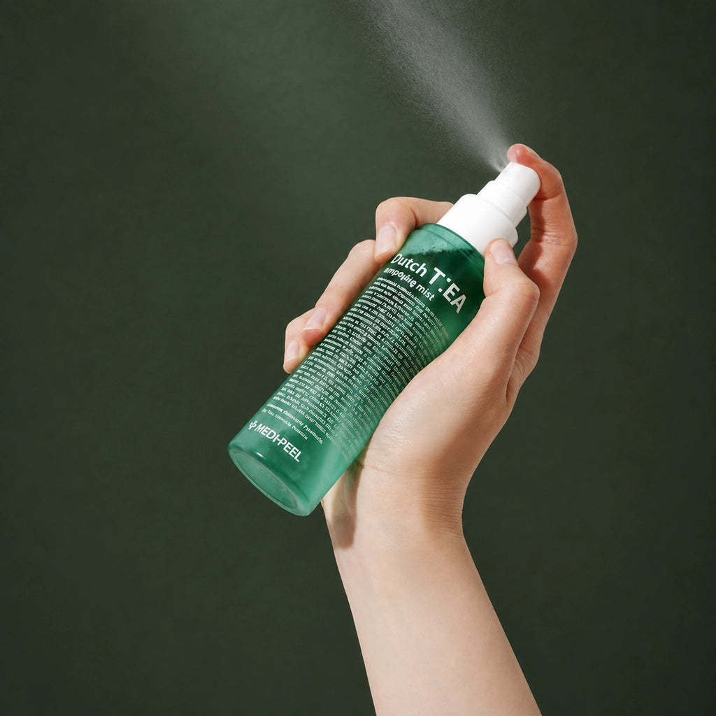 Brume Tonique Matifiante au Tea Tree MEDIPEEL – vue 3 sur fond vert profond.