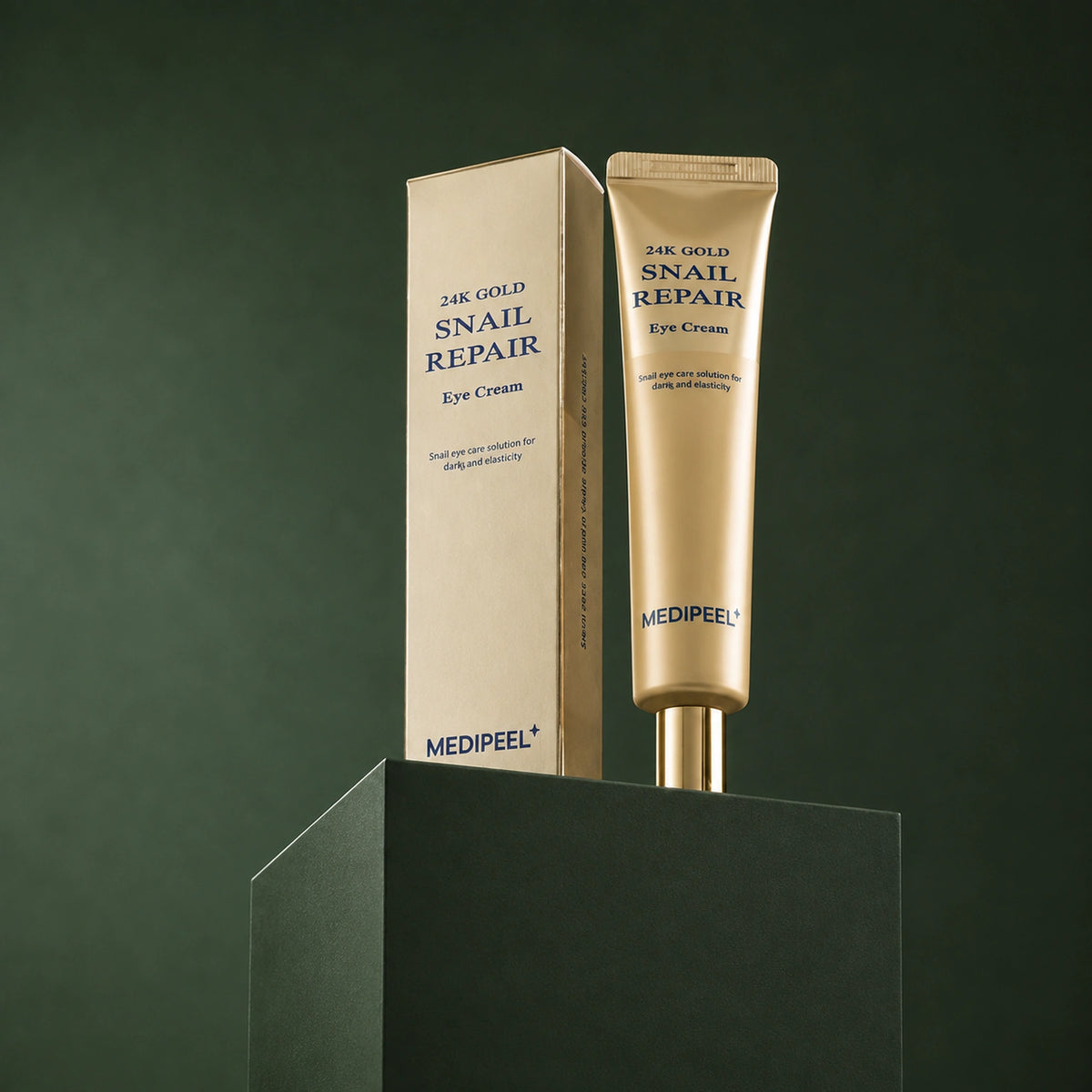 Crème Contour des Yeux Or 24K & Mucine d’Escargot MEDIPEEL – vue principale sur fond vert profond.