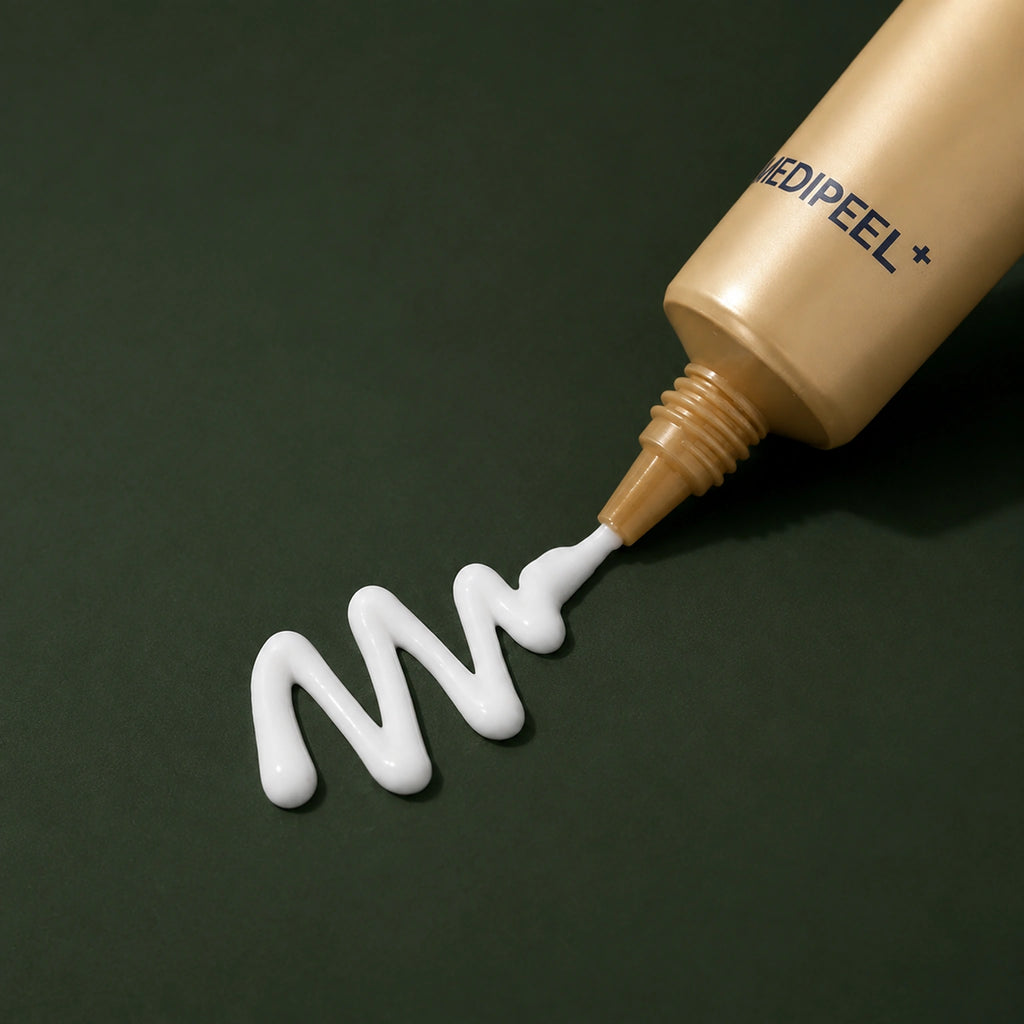 Crème Contour des Yeux Or 24K & Mucine d’Escargot MEDIPEEL – vue 2 sur fond vert profond.