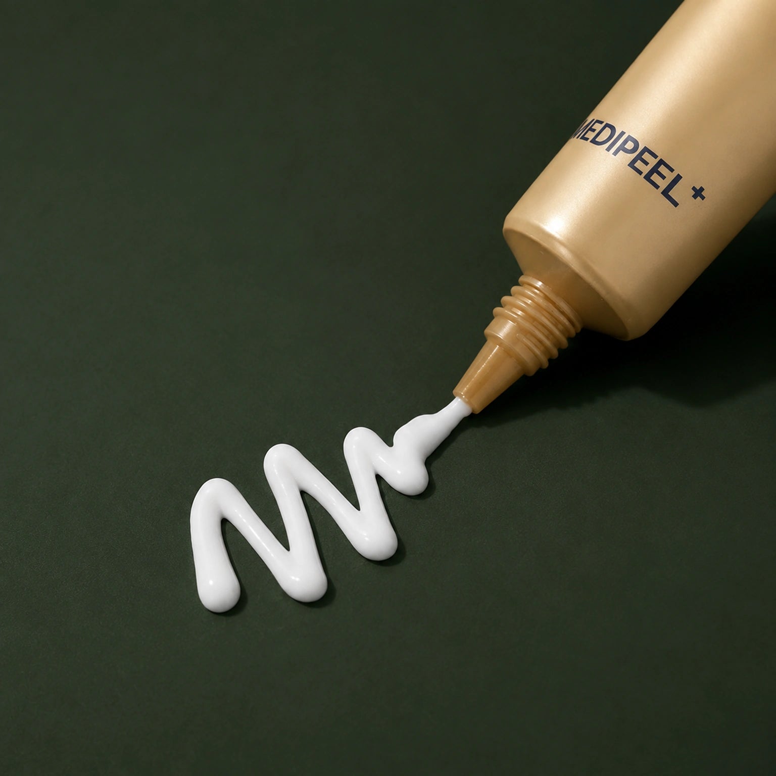 Crème Contour des Yeux Or 24K & Mucine d’Escargot MEDIPEEL – vue 2 sur fond vert profond.