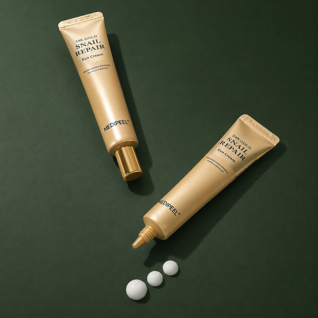 Crème Contour des Yeux Or 24K & Mucine d’Escargot MEDIPEEL – vue 3 sur fond vert profond.
