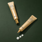 Crème Contour des Yeux Or 24K & Mucine d’Escargot MEDIPEEL – vue 3 sur fond vert profond.