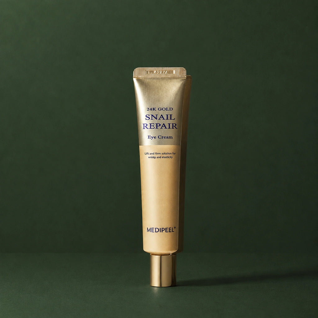 Crème Contour des Yeux Or 24K & Mucine d’Escargot MEDIPEEL – vue 4 sur fond vert profond.