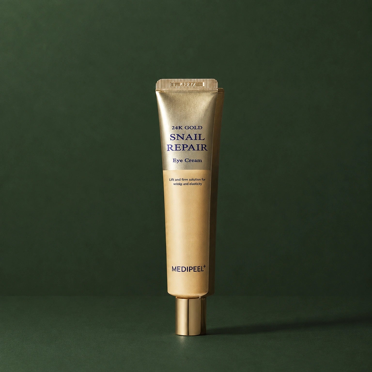 Crème Contour des Yeux Or 24K & Mucine d’Escargot MEDIPEEL – vue 4 sur fond vert profond.