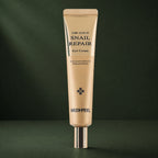 Crème Contour des Yeux Or 24K & Mucine d’Escargot MEDIPEEL – vue 5 sur fond vert profond.