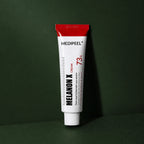 Crème Éclat Melanon X MEDIPEEL – vue principale sur fond vert profond.
