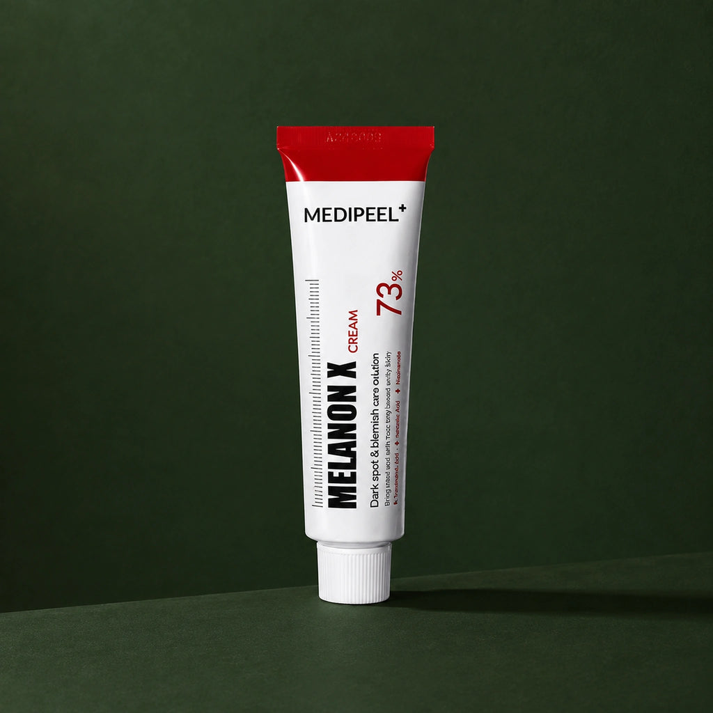 Crème Éclat Melanon X MEDIPEEL – vue 2 sur fond vert profond.