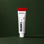 Crème Éclat Melanon X MEDIPEEL – vue 2 sur fond vert profond.