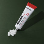 Crème Éclat Melanon X MEDIPEEL – vue 3 sur fond vert profond.