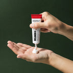 Crème Éclat Melanon X MEDIPEEL – vue 4 sur fond vert profond.