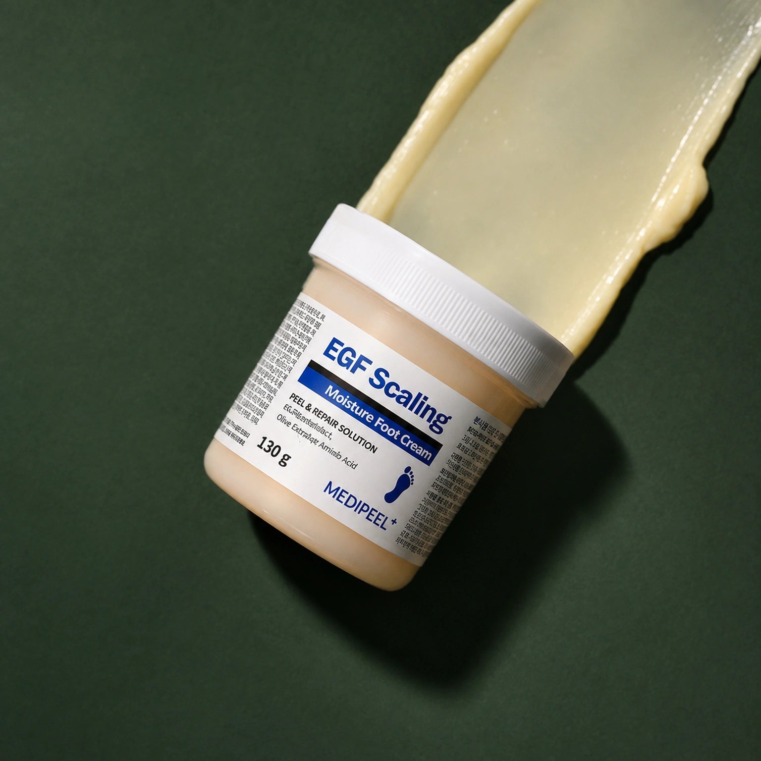 Crème Exfoliante Hydratante pour les Pieds à l’EGF MEDIPEEL – vue principale sur fond vert profond.