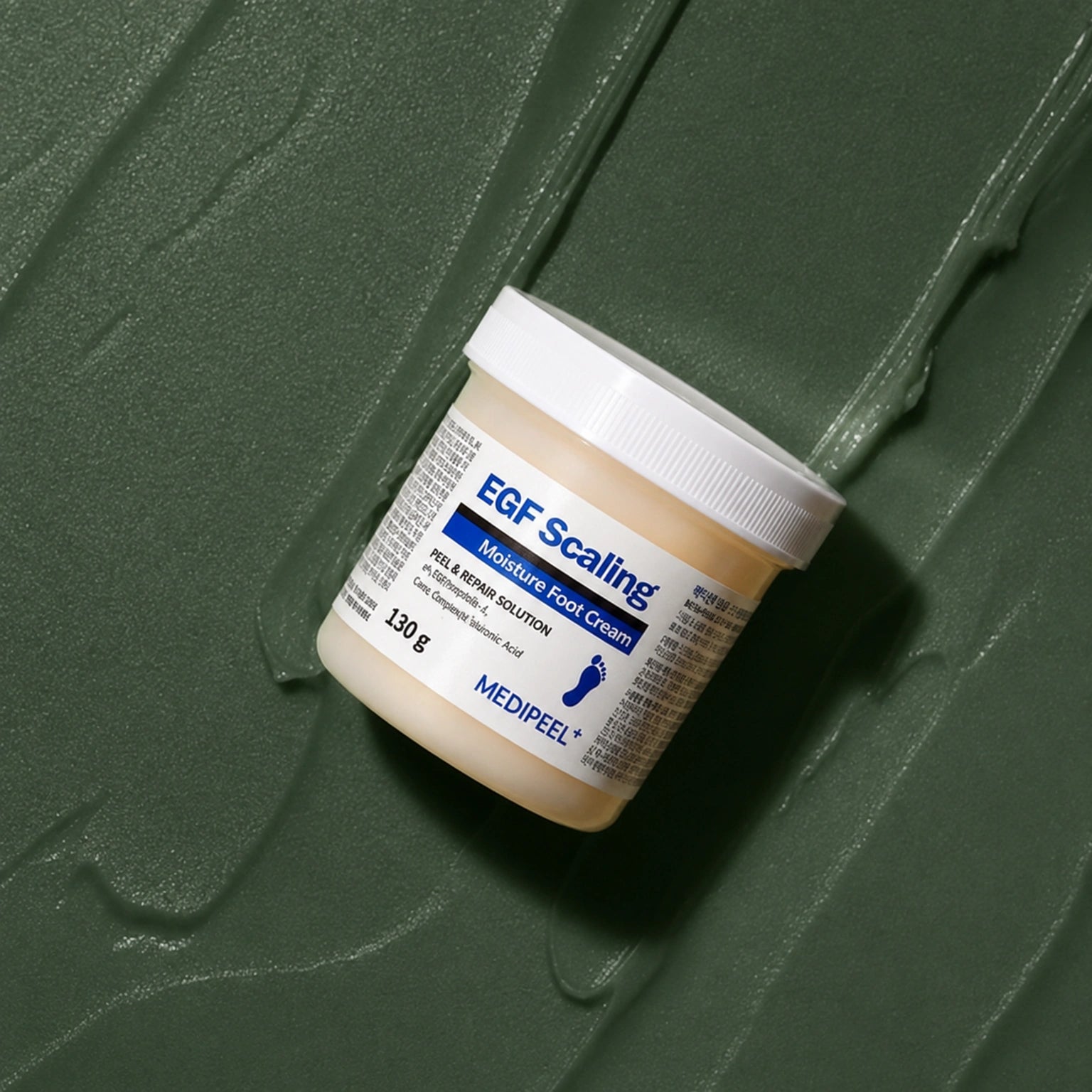 Crème Exfoliante Hydratante pour les Pieds à l’EGF MEDIPEEL – vue 2 sur fond vert profond.