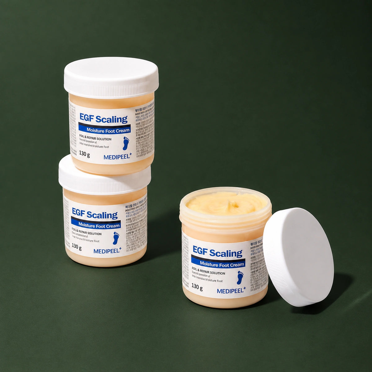 Crème Exfoliante Hydratante pour les Pieds à l’EGF MEDIPEEL – vue 4 sur fond vert profond.