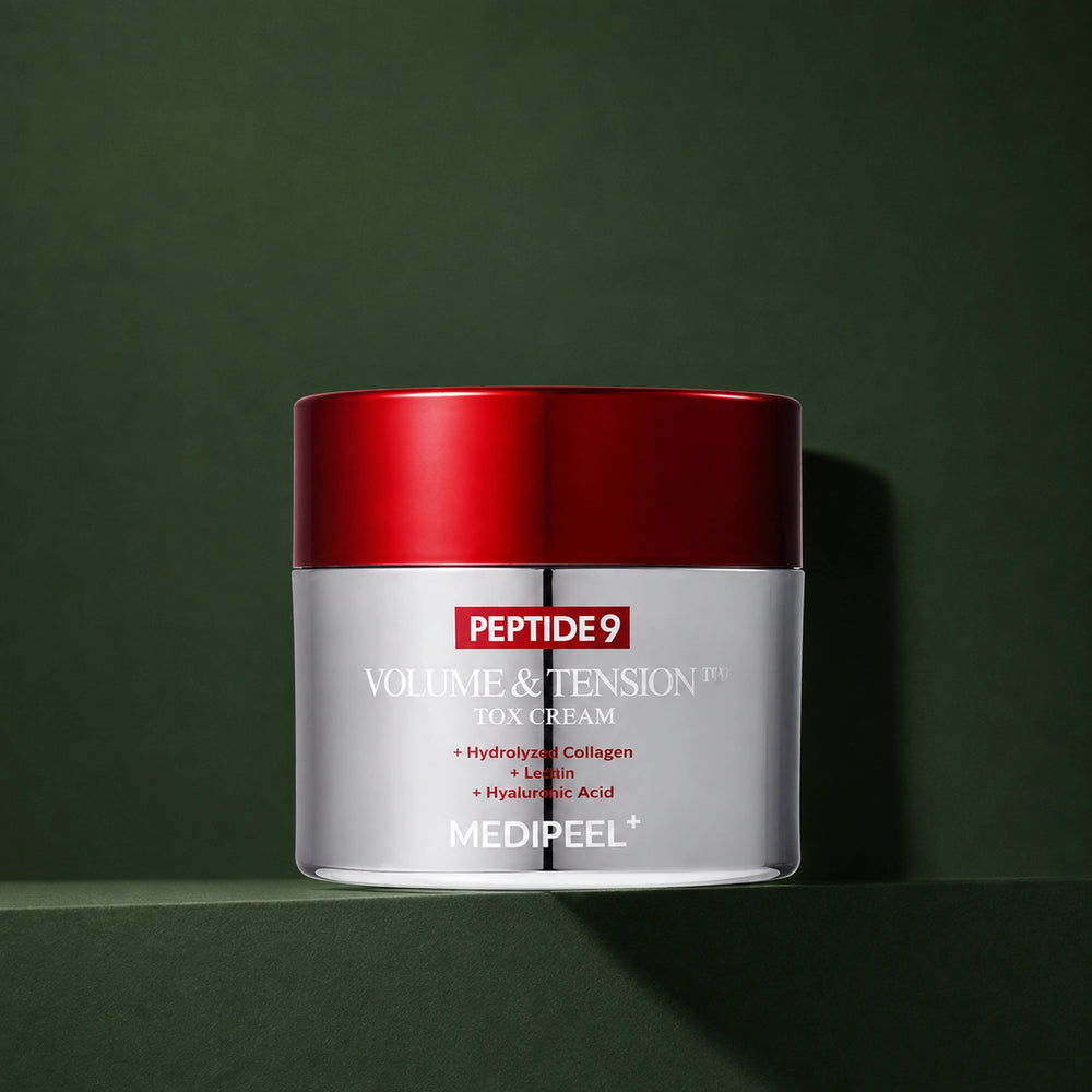 Crème Fermeté Peptide 9 Volume & Tension MEDIPEEL – vue principale sur fond vert profond.