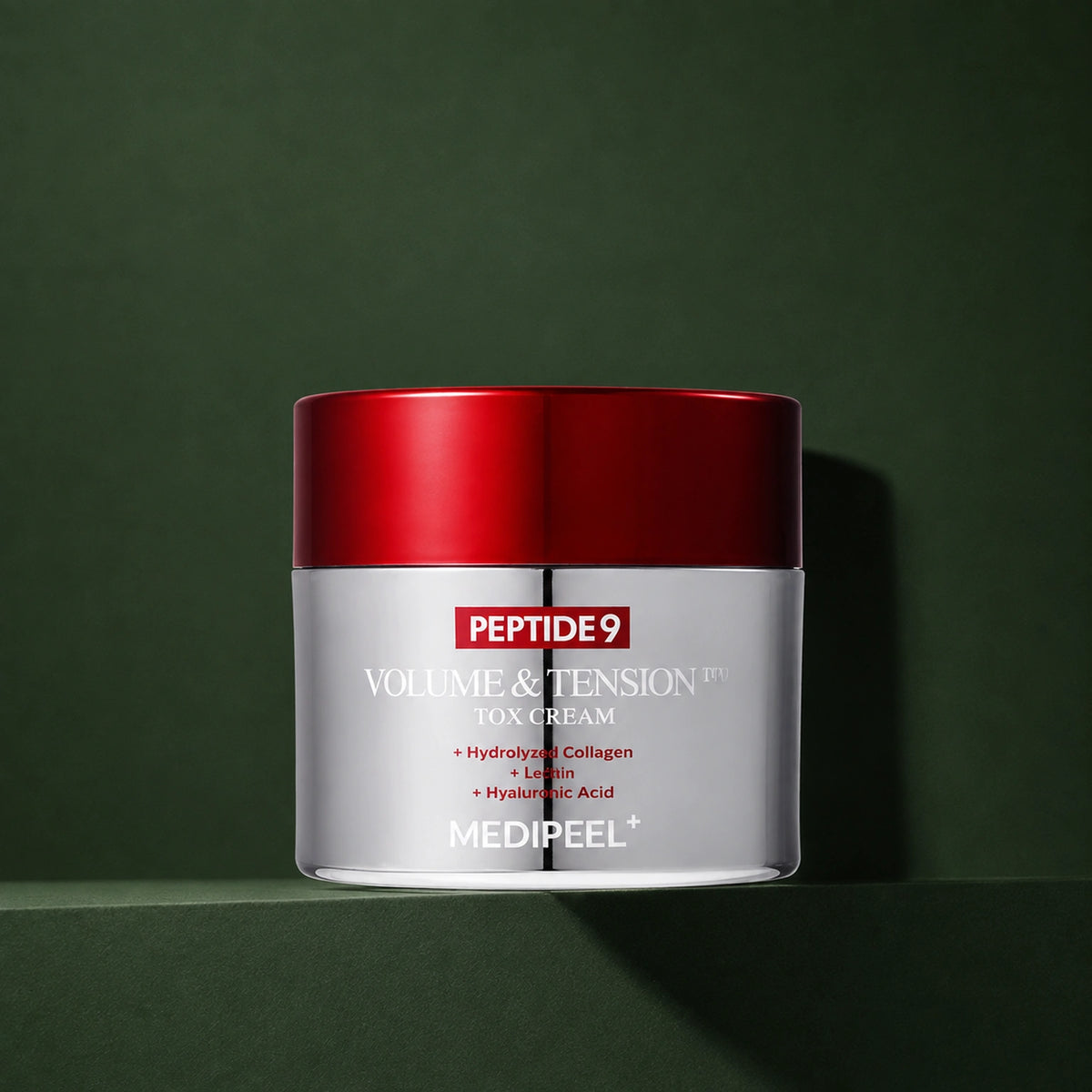 Crème Fermeté Peptide 9 Volume & Tension MEDIPEEL – vue principale sur fond vert profond.