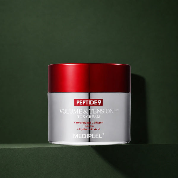 Crème Fermeté Peptide 9 Volume & Tension MEDIPEEL – vue principale sur fond vert profond.