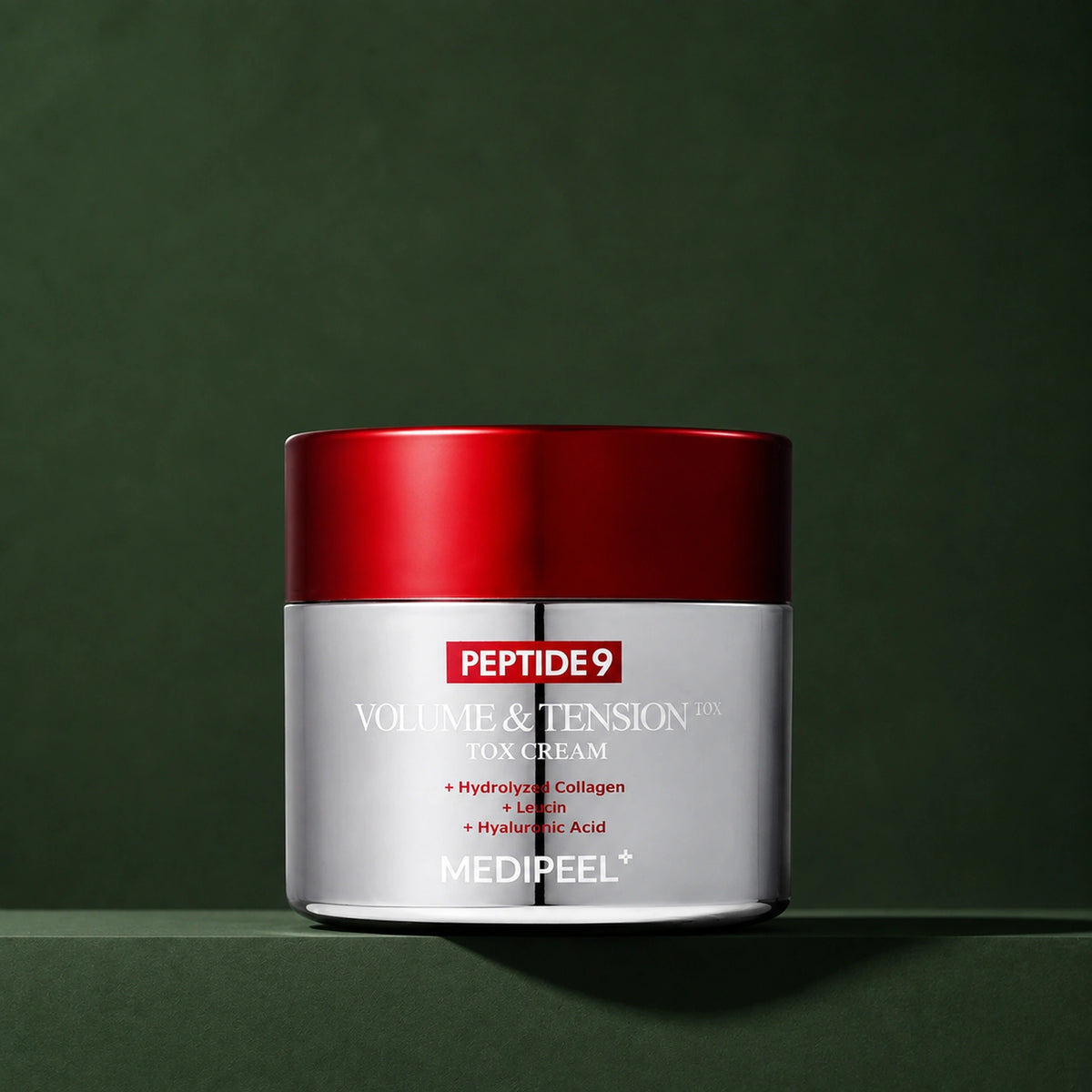 Crème Fermeté Peptide 9 Volume & Tension MEDIPEEL – vue 2 sur fond vert profond.
