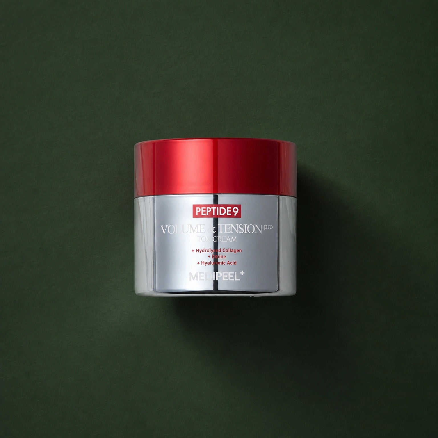 Crème Fermeté Peptide 9 Volume & Tension MEDIPEEL – vue 3 sur fond vert profond.