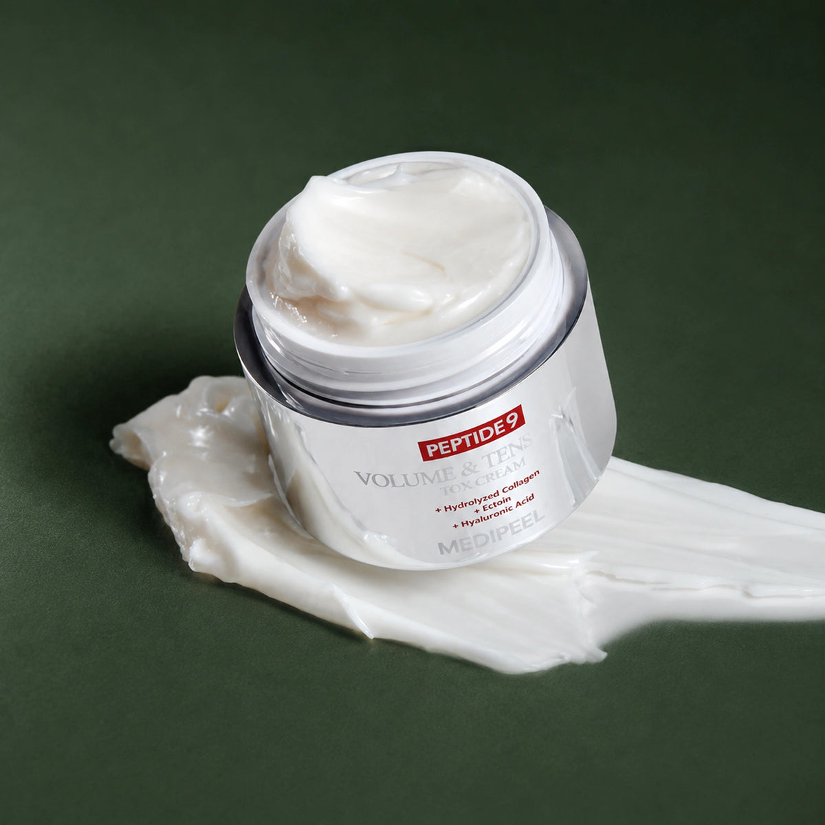 Crème Fermeté Peptide 9 Volume & Tension MEDIPEEL – vue 4 sur fond vert profond.