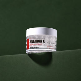 Crème-Gel Éclat Melanon X Drop MEDIPEEL – vue principale sur fond vert profond.