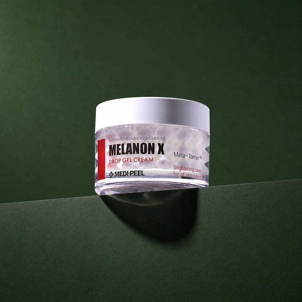 Crème-Gel Éclat Melanon X Drop MEDIPEEL – vue 2 sur fond vert profond.