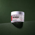 Crème-Gel Éclat Melanon X Drop MEDIPEEL – vue 2 sur fond vert profond.