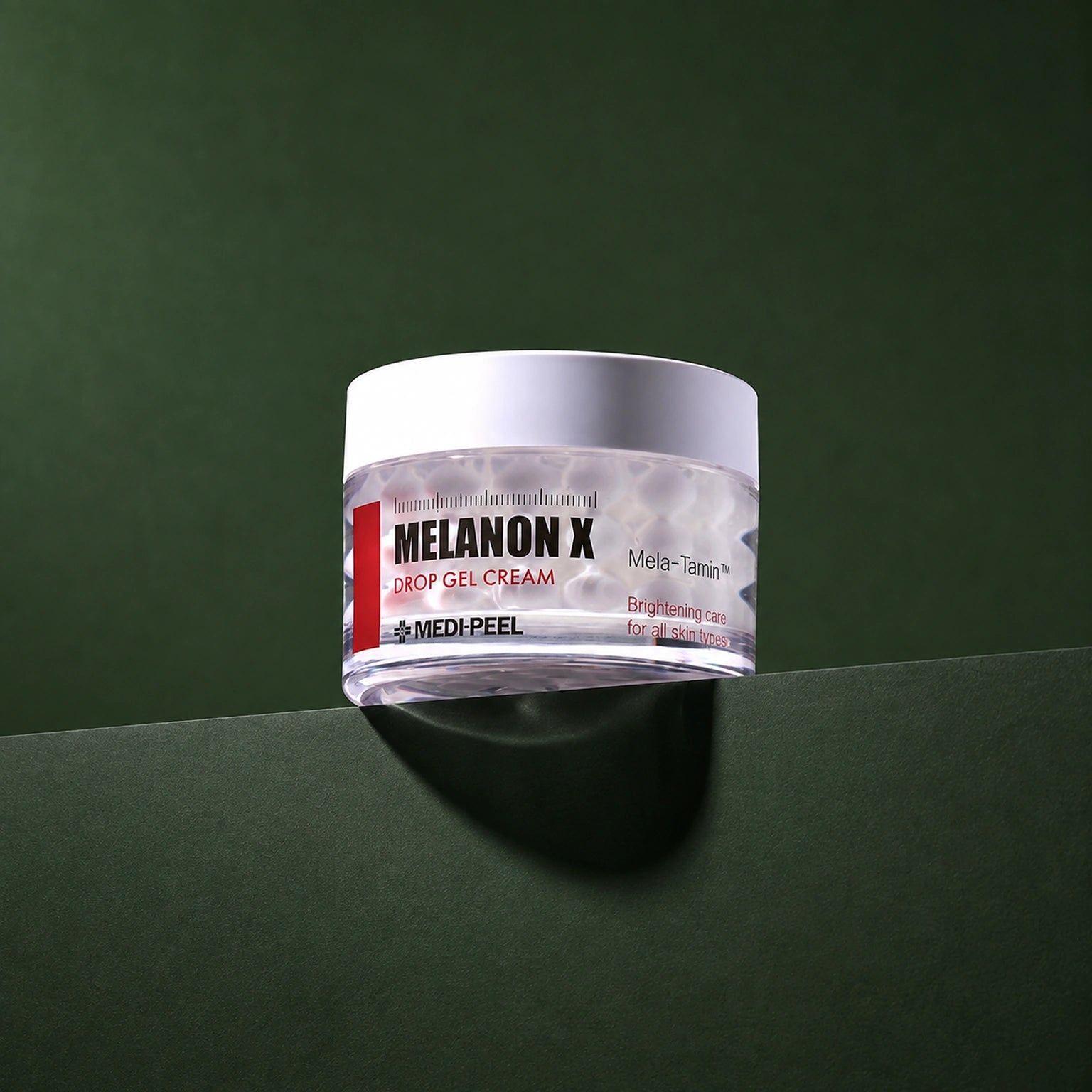 Crème-Gel Éclat Melanon X Drop MEDIPEEL – vue 2 sur fond vert profond.