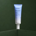 Crème Solaire Hydratante Hyaluronic Acid Mooltox Air Fit SPF50+ PA++++ MEDIPEEL – vue principale sur fond vert profond.