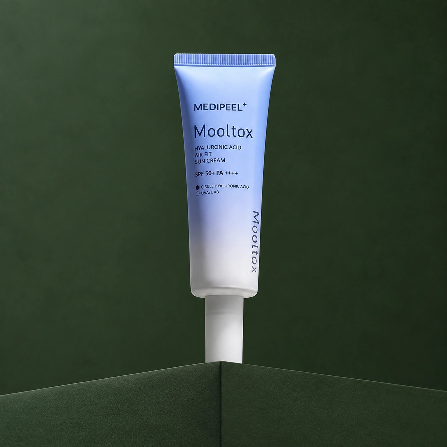 Crème Solaire Hydratante Hyaluronic Acid Mooltox Air Fit SPF50+ PA++++ MEDIPEEL – vue principale sur fond vert profond.