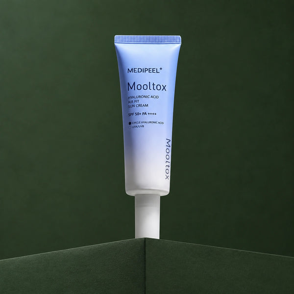 Crème Solaire Hydratante Hyaluronic Acid Mooltox Air Fit SPF50+ PA++++ MEDIPEEL – vue principale sur fond vert profond.