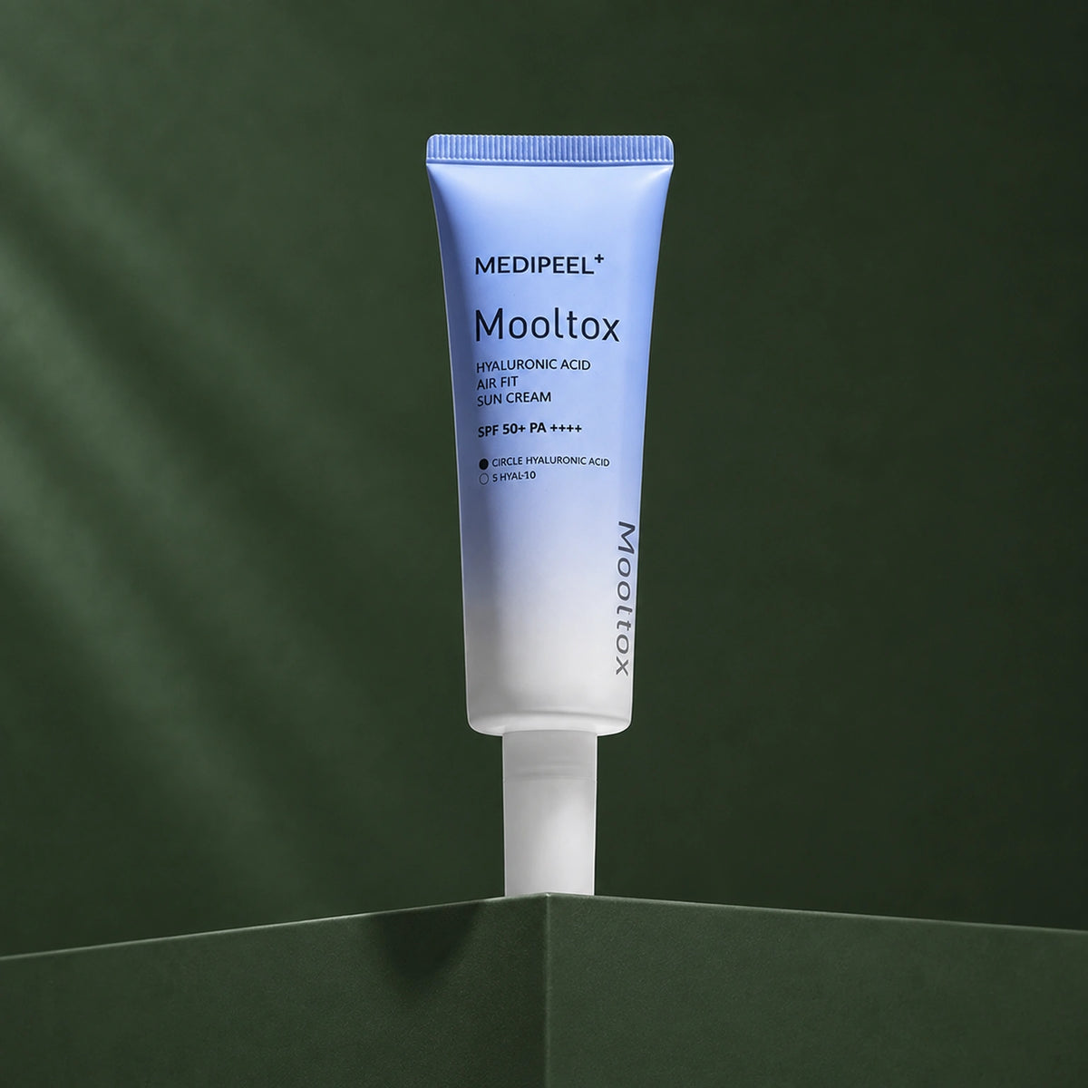 Crème Solaire Hydratante Hyaluronic Acid Mooltox Air Fit SPF50+ PA++++ MEDIPEEL – vue 2 sur fond vert profond.