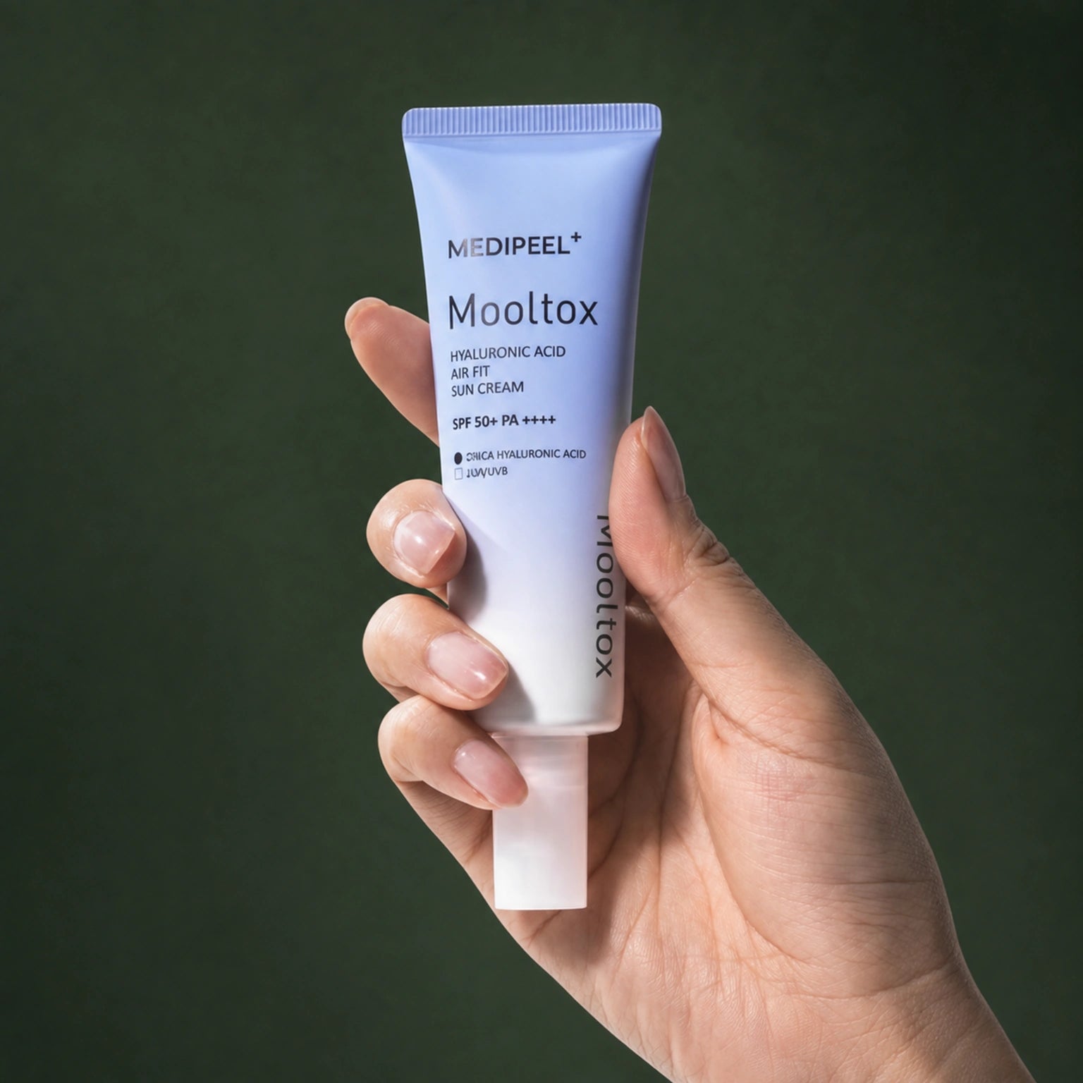 Crème Solaire Hydratante Hyaluronic Acid Mooltox Air Fit SPF50+ PA++++ MEDIPEEL – vue 3 sur fond vert profond.