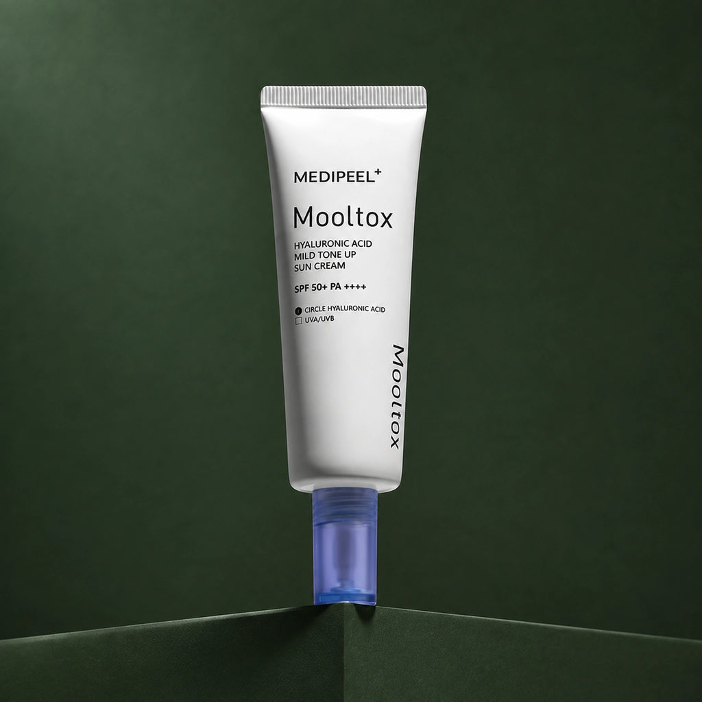 Crème Solaire Teintée Hyaluronic Acid Layer Mooltox SPF50+ PA++++ MEDIPEEL – vue principale sur fond vert profond.