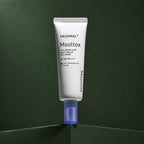 Crème Solaire Teintée Hyaluronic Acid Layer Mooltox SPF50+ PA++++ MEDIPEEL – vue principale sur fond vert profond.