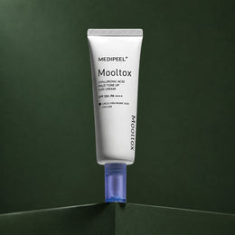 Crème Solaire Teintée Hyaluronic Acid Layer Mooltox SPF50+ PA++++ MEDIPEEL – vue principale sur fond vert profond.