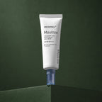 Crème Solaire Teintée Hyaluronic Acid Layer Mooltox SPF50+ PA++++ MEDIPEEL – vue 2 sur fond vert profond.
