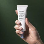 Crème Solaire Teintée Hyaluronic Acid Layer Mooltox SPF50+ PA++++ MEDIPEEL – vue 3 sur fond vert profond.