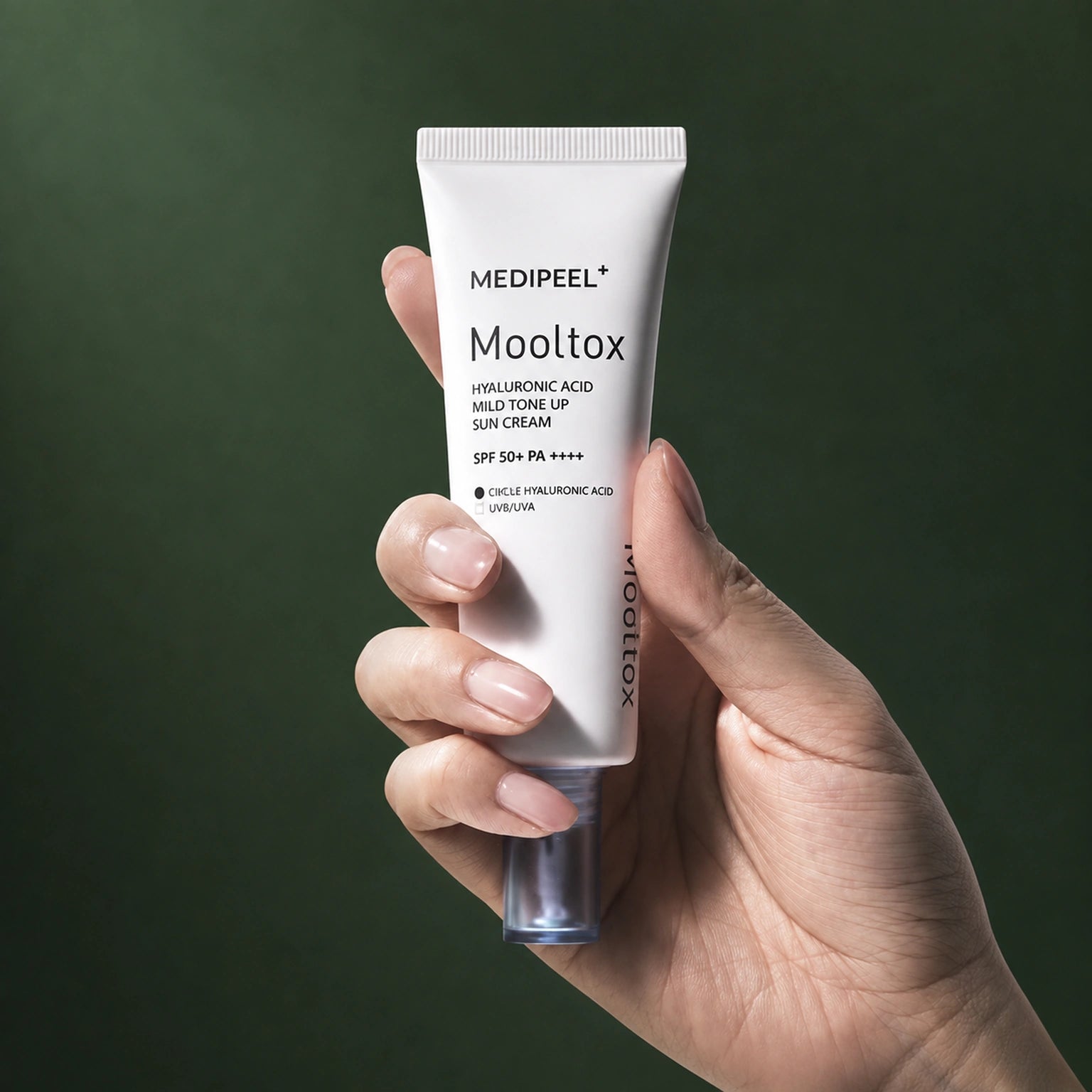 Crème Solaire Teintée Hyaluronic Acid Layer Mooltox SPF50+ PA++++ MEDIPEEL – vue 3 sur fond vert profond.