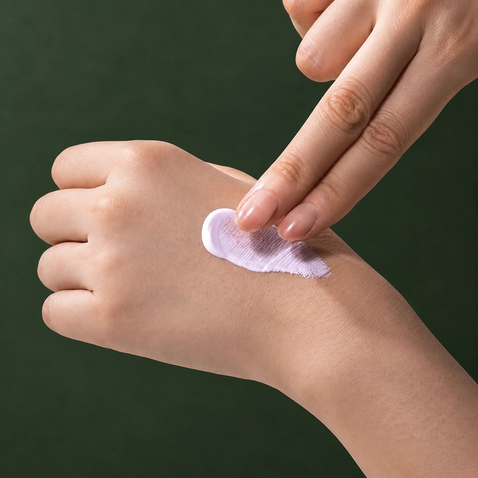 Crème Solaire Teintée Hyaluronic Acid Layer Mooltox SPF50+ PA++++ MEDIPEEL – vue 4 sur fond vert profond.