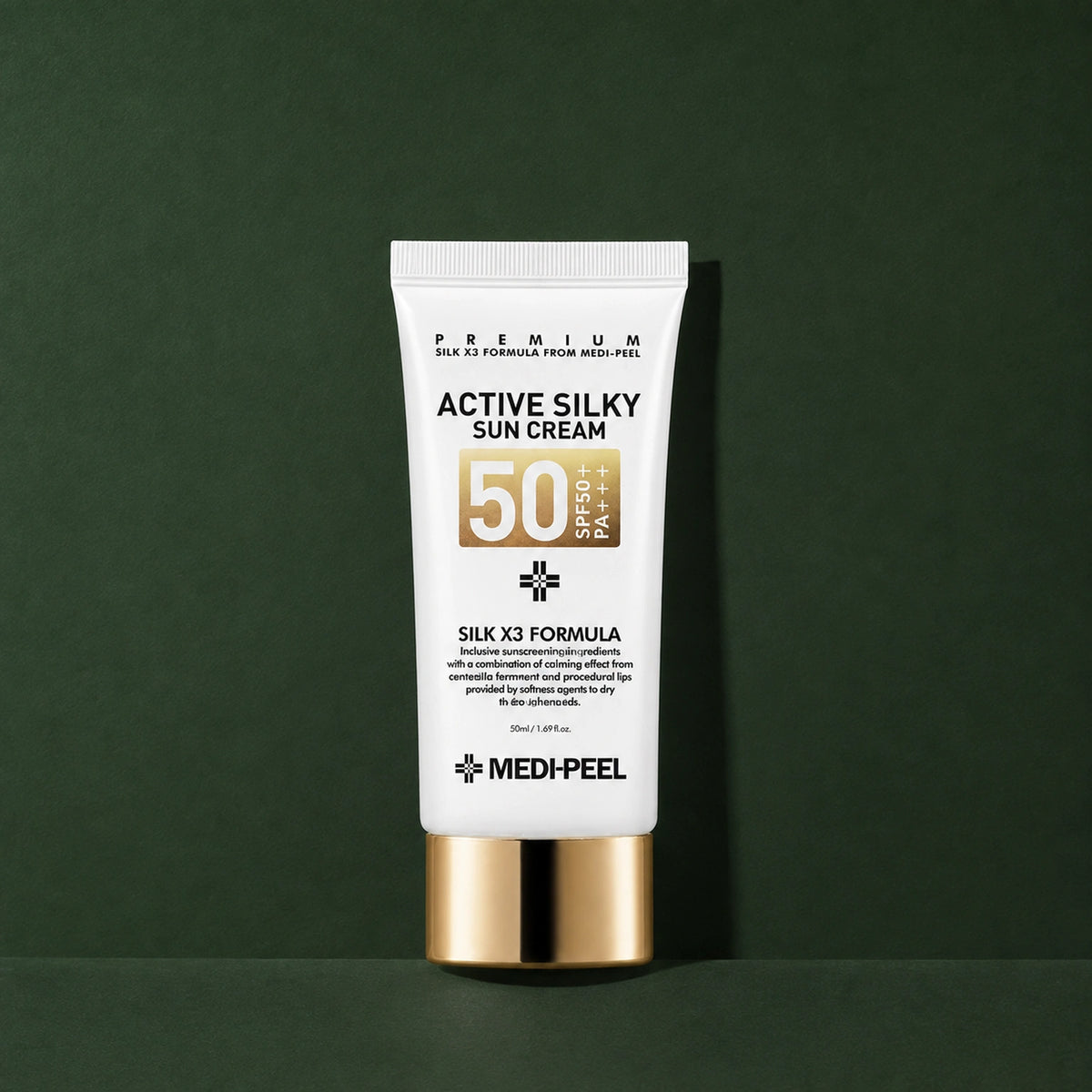 Crème Solaire Visage Soyeuse SPF50+ PA+++ MEDIPEEL – vue principale sur fond vert profond.