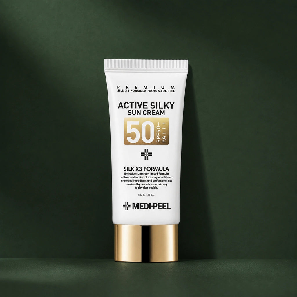 Crème Solaire Visage Soyeuse SPF50+ PA+++ MEDIPEEL – vue 2 sur fond vert profond.