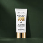 Crème Solaire Visage Soyeuse SPF50+ PA+++ MEDIPEEL – vue 2 sur fond vert profond.