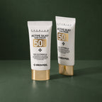 Crème Solaire Visage Soyeuse SPF50+ PA+++ MEDIPEEL – vue 3 sur fond vert profond.