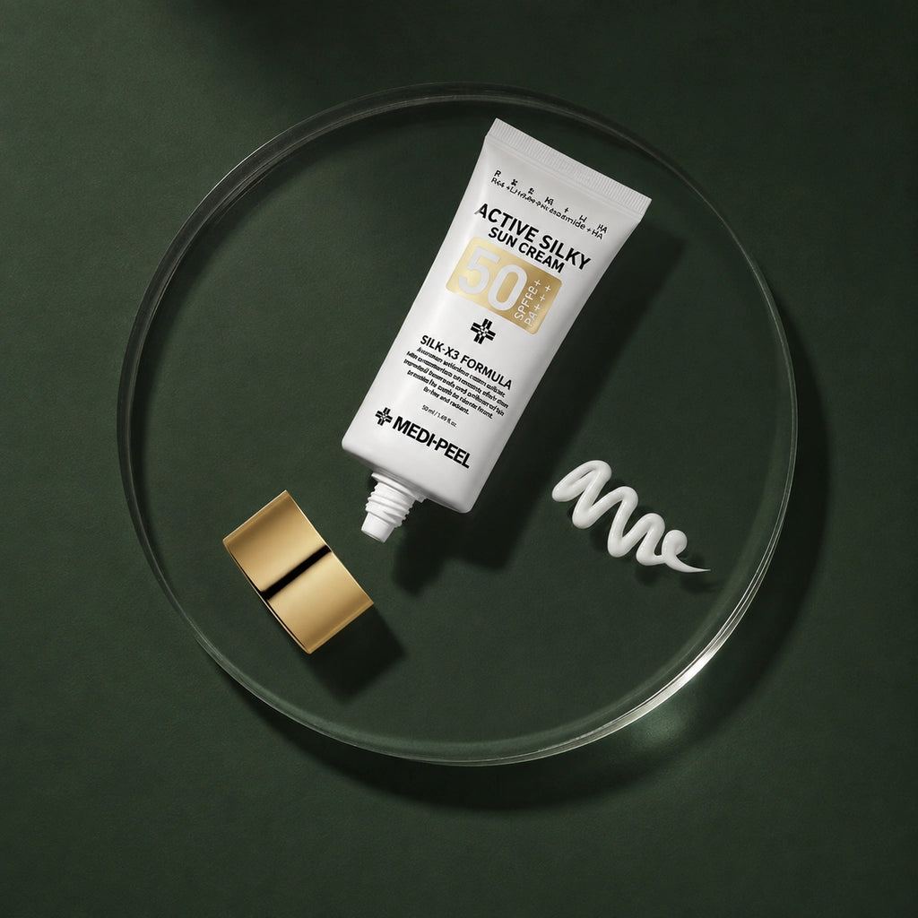 Crème Solaire Visage Soyeuse SPF50+ PA+++ MEDIPEEL – vue 4 sur fond vert profond.