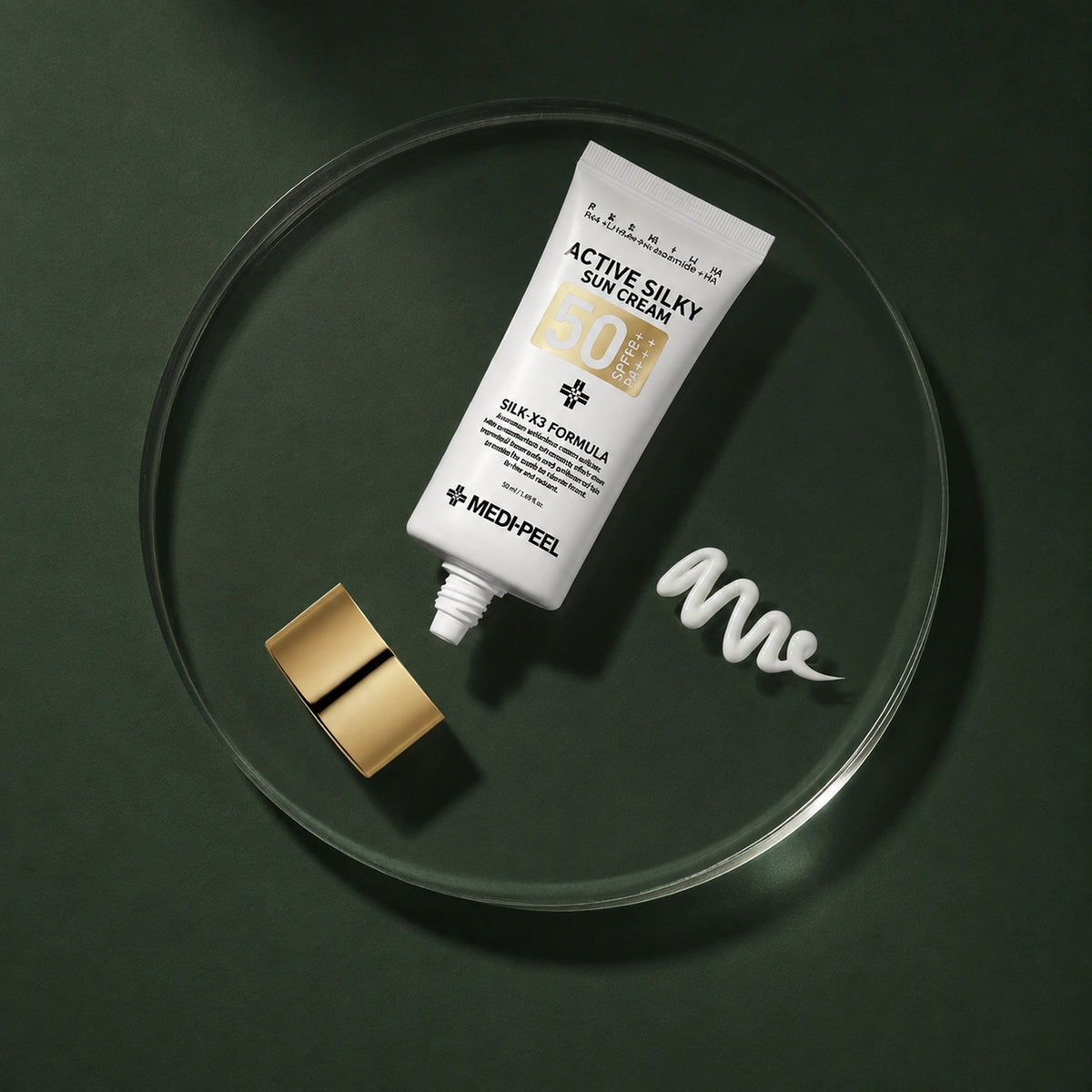Crème Solaire Visage Soyeuse SPF50+ PA+++ MEDIPEEL – vue 4 sur fond vert profond.